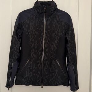 KJUS patterned ski coat w/ navy accents size 38 / medium. Great condition